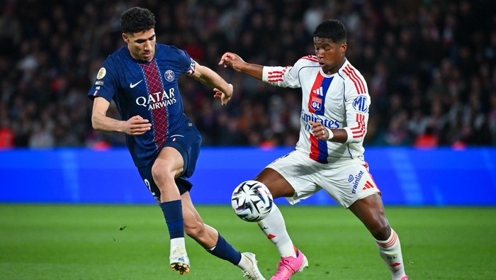 PARIS, FRANCE - APRIL 19: Achraf Hakimi of Paris Saint Germain (L) battles for the ball with Endrick of Lyon (R) during the Ligue 1 McDonalds match between Paris Saint-Germain FC and Olympique Lyonnais at Parc des Princes on April 19, 2026 in Paris,