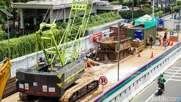 Proyek revitalisasi Stasiun MRT Bundaran HI resmi dimulai di area Jalan M.H. Thamrin, Jakarta Pusat, Senin (20/4/2026). Pengerjaan ini menjadi bagian dari upaya peningkatan kapabilitas dan kenyamanan stasiun nan selama ini menjadi salah satu titik tersibuk di ibu kota.