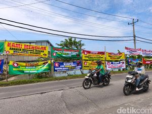 Puluhan Spanduk Tolak Kuliner Nonhalal Berjejer Dekat Warung Mi Babi Sukoharjo