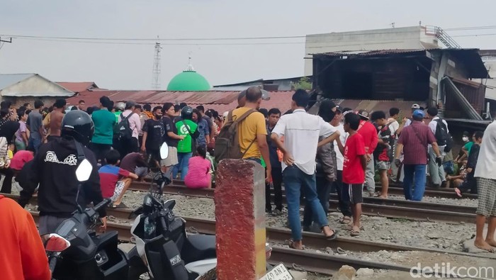Tertabrak KA hingga Terpental ke Kandang Babi, Driver Ojol di Medan Tewas