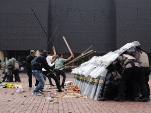 Polisi Gelar Simulasi Pengamanan Demo Hari Buruh di Banten