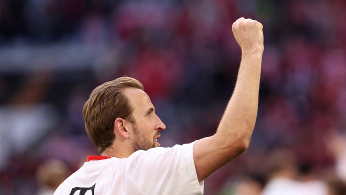 Soccer Football - Bundesliga - Bayern Munich v VfB Stuttgart - Allianz Arena, Munich, Germany - April 19, 2026 Bayern Munichs Harry Kane celebrates after winning the Bundesliga REUTERS/Gintare Karpaviciute DFL REGULATIONS PROHIBIT ANY USE OF PHOTOGR