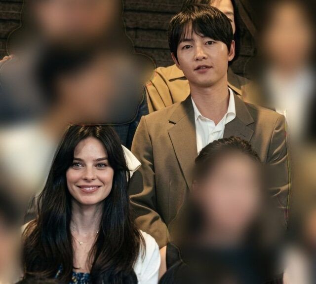 Song Joong Ki dan istrinya Katy Louise Saunders berpartisipasi sebagai narator dalam konser musisi disabilitas.