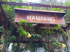 Stasiun Mampang Disesaki Sampah, Dari Tangga hingga Dalam Bangunan