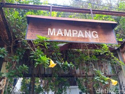 Stasiun Mampang Disesaki Sampah, Dari Tangga hingga Dalam Bangunan