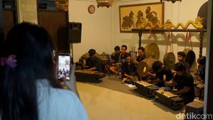 Ngopi Sambil Mendengar Gending, Kedai Jawa yang Menenangkan di Surabaya