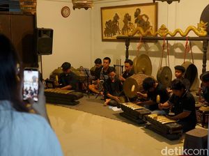 Ngopi Sambil Mendengar Gending, Kedai Jawa yang Menenangkan di Surabaya