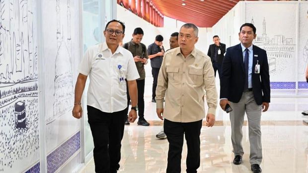 Menteri Perhubungan (Menhub) Dudy Purwagandhi meninjau langsung kesiapan Terminal 2F Bandara Internasional Soekarno-Hatta pada Minggu (19/4). Terminal tersebut telah ditetapkan sebagai tempat unik pelayanan jemaah haji dan umrah.