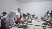 Momen Wamendikdasmen Tengok Hari Pertama TKA SD di SDN Rawabuntu 03 Tangsel