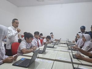 Momen Wamendikdasmen Tengok Hari Pertama TKA SD di SDN Rawabuntu 03 Tangsel