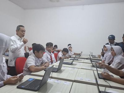 Momen Wamendikdasmen Tengok Hari Pertama TKA SD di SDN Rawabuntu 03 Tangsel