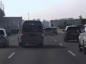 Viral Aksi Ugal-ugalan Mobil Travel di Tol Padaleunyi