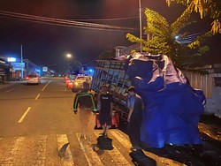 Truk Muatan Daun Jeruk Hantam Pohon di Wonogiri, 1 Orang Tewas