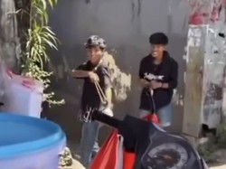 3 Remaja Santai Tenteng Busur-Isap Lem di Pinggir Jalan Makassar