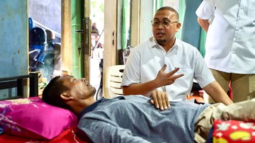 Andre Rosiade Beri Bantuan ke Sopir Penderita Saraf Kejepit di Padang