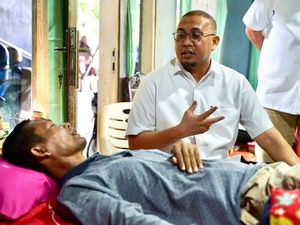 Andre Rosiade Beri Bantuan ke Sopir Penderita Saraf Kejepit di Padang