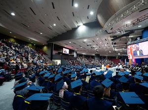 Penuh Haru, Anak Sopir Angkot hingga Kuli Bangunan Raih Sarjana dari ITB