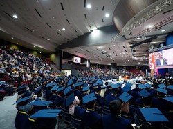 Penuh Haru, Anak Sopir Angkot hingga Kuli Bangunan Raih Sarjana dari ITB