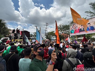 Suasana Aksi 21 April di Kaltim: Kala Baliho DPRD Diganti Tuntutan Massa