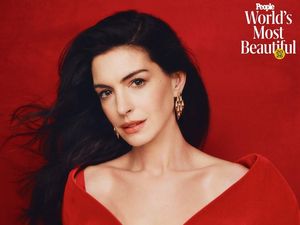 Anne Hathaway Dinobatkan sebagai Wanita Tercantik Dunia 2026