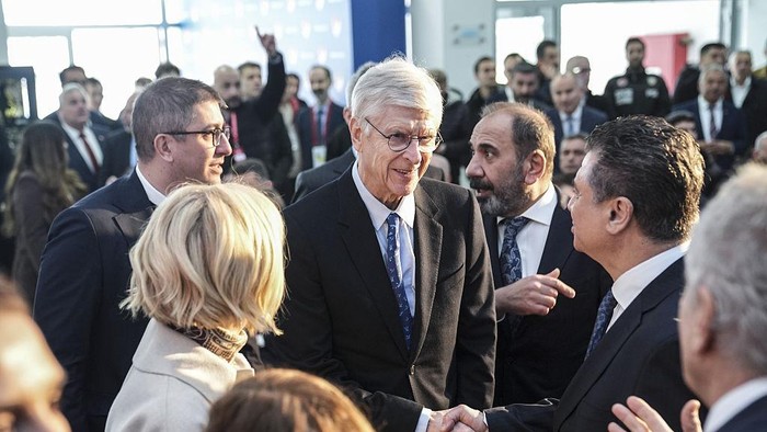 Wenger (tengah) dalam sebuah acara FIFA di Istanbul, Turki pada bulan ini.