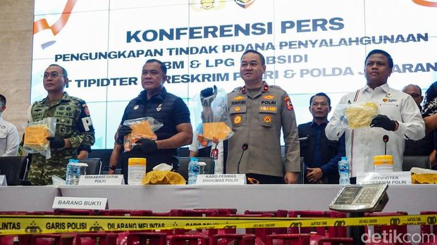 Direktorat Tindak Pidana Tertentu (Dittipidter) Bareskrim Polri membongkar penyalahgunaan bahan bakar minyak (BBM) dan elpiji bersubsidi di beragam wilayah Indonesia, Jakarta, Selasa (21/4/2026). Dalam kurun waktu 13 hari, kerugian negara akibat penyalahgunaan tersebut mencapai sekitar Rp 243 miliar.
