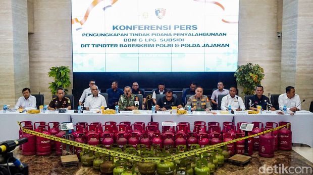 Direktorat Tindak Pidana Tertentu (Dittipidter) Bareskrim Polri membongkar penyalahgunaan bahan bakar minyak (BBM) dan elpiji bersubsidi di beragam wilayah Indonesia, Jakarta, Selasa (21/4/2026). Dalam kurun waktu 13 hari, kerugian negara akibat penyalahgunaan tersebut mencapai sekitar Rp 243 miliar.