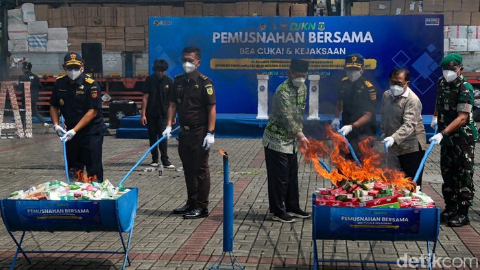 Bea Cukai Musnahkan Rokok-Miras Ilegal Rp 34 M Kanwil Bea Cukai Banten memusnahkan peralatan hasil penindakan kepabeanan dan cukai di wilayah Banten. Pemusnahan peralatan berjalan di Kecamatan Pagedangan, Kabupaten Tangerang, Selasa (21/4/2026). Barang terlarangan meliputi 26 juta batang rokok, 40 liter miras, dan 378 buah rokok elektrik.