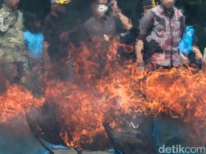 Pemusnahan Rokok dan Miras Ilegal Senilai Rp 34 Miliar
