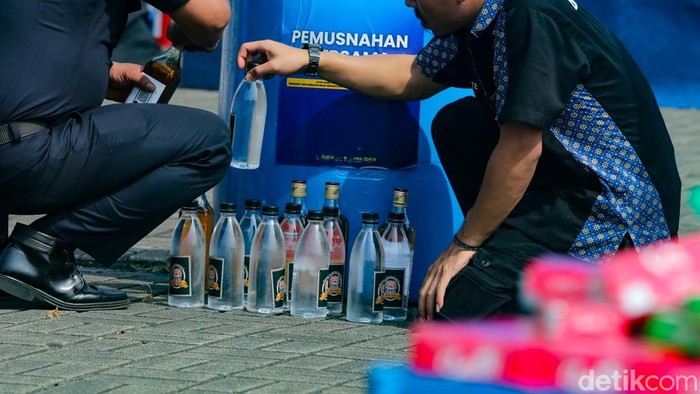 Bea Cukai Musnahkan Rokok-Miras Ilegal Rp 34 M Kanwil Bea Cukai Banten memusnahkan peralatan hasil penindakan kepabeanan dan cukai di wilayah Banten. Pemusnahan peralatan berjalan di Kecamatan Pagedangan, Kabupaten Tangerang, Selasa (21/4/2026). Barang terlarangan meliputi 26 juta batang rokok, 40 liter miras, dan 378 buah rokok elektrik.