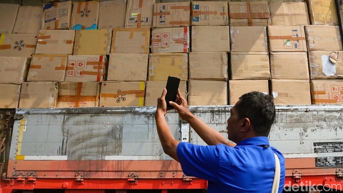 Bea Cukai Musnahkan Rokok-Miras Ilegal Rp 34 M Kanwil Bea Cukai Banten memusnahkan peralatan hasil penindakan kepabeanan dan cukai di wilayah Banten. Pemusnahan peralatan berjalan di Kecamatan Pagedangan, Kabupaten Tangerang, Selasa (21/4/2026). Barang terlarangan meliputi 26 juta batang rokok, 40 liter miras, dan 378 buah rokok elektrik.