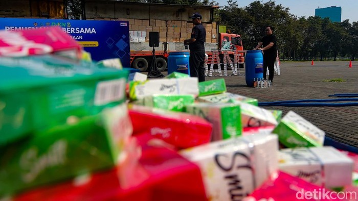 Bea Cukai Musnahkan Rokok-Miras Ilegal Rp 34 M Kanwil Bea Cukai Banten memusnahkan peralatan hasil penindakan kepabeanan dan cukai di wilayah Banten. Pemusnahan peralatan berjalan di Kecamatan Pagedangan, Kabupaten Tangerang, Selasa (21/4/2026). Barang terlarangan meliputi 26 juta batang rokok, 40 liter miras, dan 378 buah rokok elektrik.