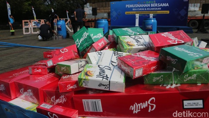 Bea Cukai Musnahkan Rokok-Miras Ilegal Rp 34 M Kanwil Bea Cukai Banten memusnahkan peralatan hasil penindakan kepabeanan dan cukai di wilayah Banten. Pemusnahan peralatan berjalan di Kecamatan Pagedangan, Kabupaten Tangerang, Selasa (21/4/2026). Barang terlarangan meliputi 26 juta batang rokok, 40 liter miras, dan 378 buah rokok elektrik.