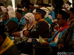 Calon Haji Kloter Pertama Dilepas dari Embarkasi Yogyakarta
