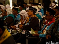 Calon Haji Kloter Pertama Dilepas dari Embarkasi Yogyakarta