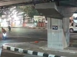 Makassar Diacak-acak Geng Motor: Habis Tawuran, Bacok-Busur Remaja di Jalan