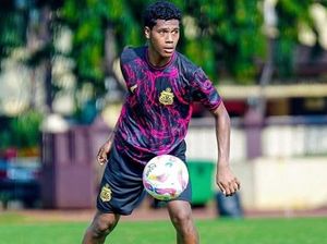 Tendangan Kungfu Alberto Hengga ke Pemain Dewa United U-20 yang Rasis