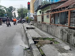 Warga Keluhkan Trotoar Dipenuhi Lubang di Jalan Perintis Kemerdekaan