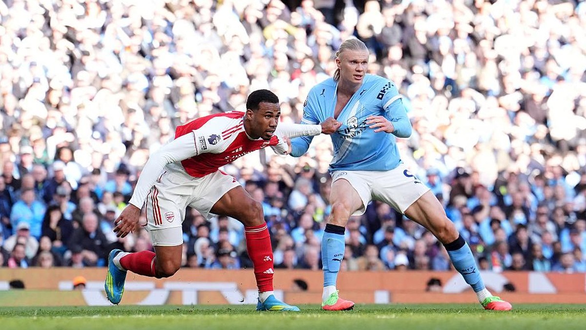 Gabriel Magalhaes (kiri) menarik baju Erling Haaland dalam laga Manchester City vs Arsenal akhir pekan lalu. Foto: PA Images via Getty Images/Martin Rickett - PA Images