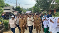 Rusak Puluhan Tahun, Andra Soni Ambil Alih Renovasi Jalan di Saketi Pandeglang