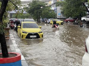 Banjir Rendam Sejumlah Titik di Palembang Usai Hujan 3 Jam, Lalin Tersendat