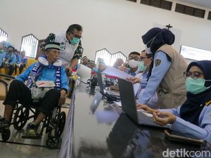 Jemaah Haji Jalani Cek Kesehatan dan Pendataan di Pondok Gede