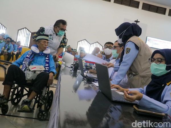 Jemaah Haji Jalani Cek Kesehatan dan Pendataan di Pondok Gede