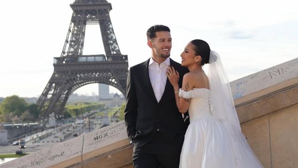 Foto Prewedding Jennifer Coppen-Justin Hubner, Tampil Klasik Elegan di Paris