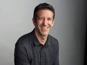 Video: Kenalan Sama John Ternus yang Gantikan Tim Cook Sebagai CEO Apple