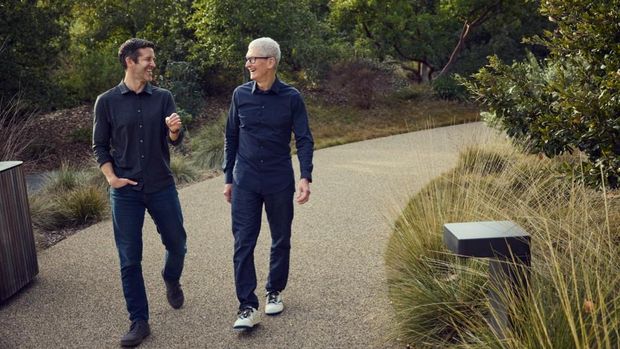 Apple umumkan pergantian CEO. Tim Cook jadi Executive Chairman, sementara John Ternus ditunjuk sebagai CEO baru mulai 1 September 2026.