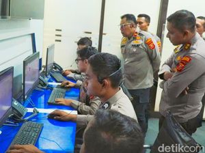 Antrean Mengular, WiFi dan Buku Temani Warga di Polres Karawang