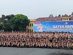 Kapolri Minta Personel Brimob Selalu Dekat dengan Masyarakat