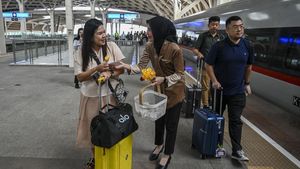 Nuansa Kartini di Whoosh, Petugas Berkebaya Sapa Penumpang dengan Bunga