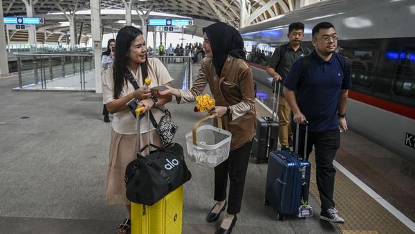 Nuansa Kartini di Whoosh, Petugas Berkebaya Sapa Penumpang dengan Bunga